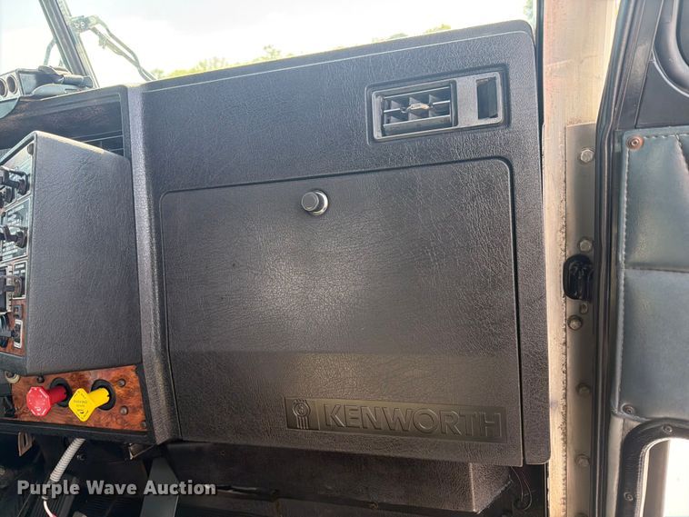 image for item EG9312 1999 Kenworth T800 semi truck