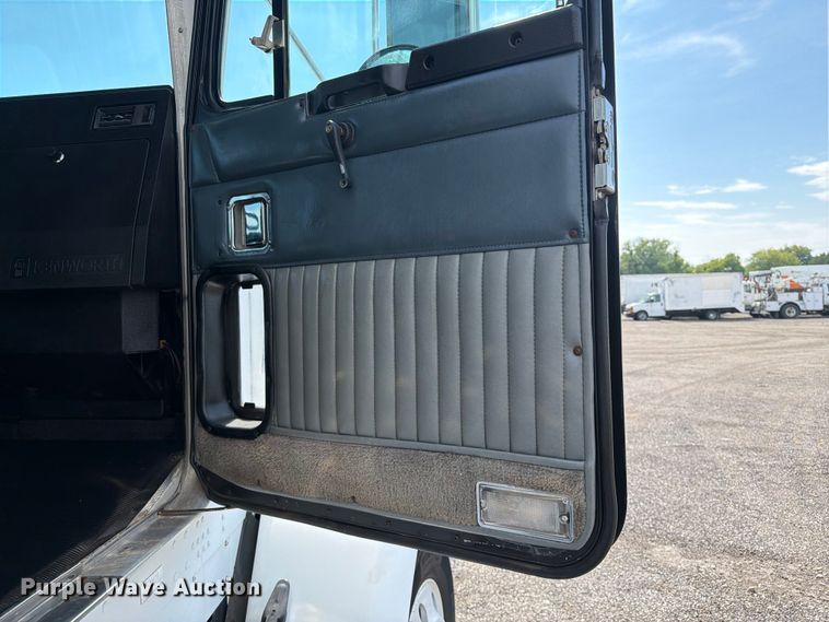 image for item EG9312 1999 Kenworth T800 semi truck