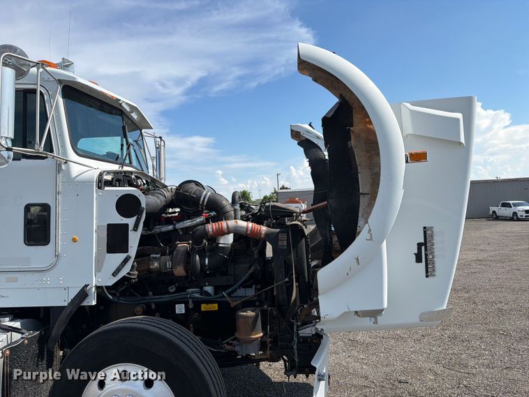 image for item EG9312 1999 Kenworth T800 semi truck