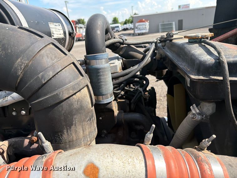 image for item EG9312 1999 Kenworth T800 semi truck