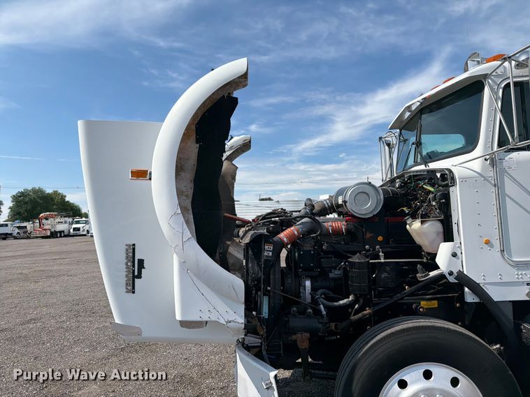 image for item EG9312 1999 Kenworth T800 semi truck