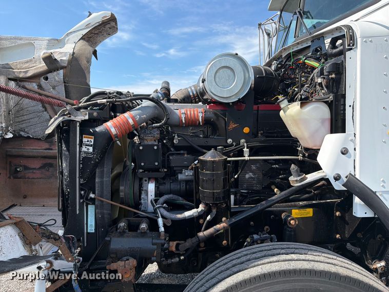 image for item EG9312 1999 Kenworth T800 semi truck