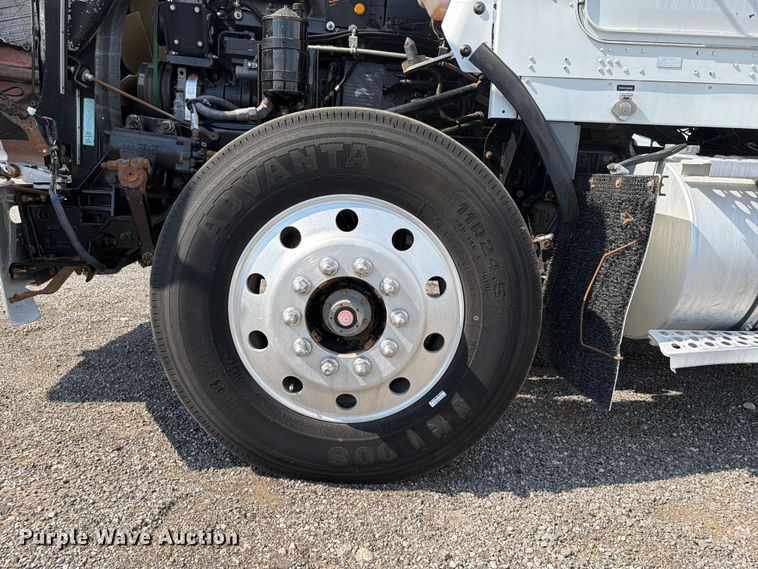 image for item EG9312 1999 Kenworth T800 semi truck