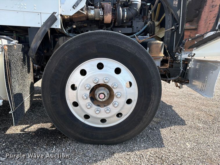 image for item EG9312 1999 Kenworth T800 semi truck