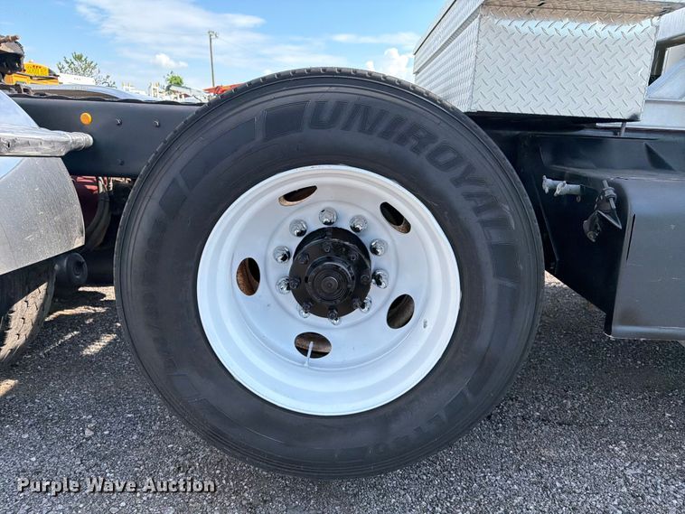 image for item EG9312 1999 Kenworth T800 semi truck