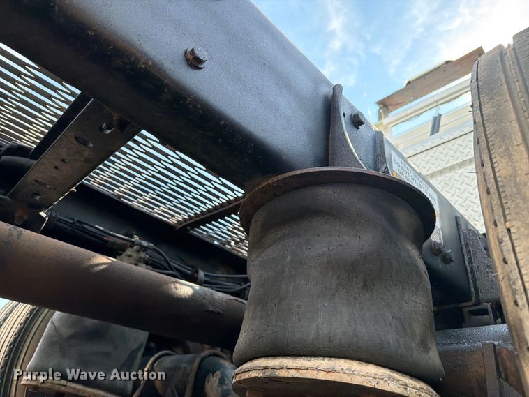 image for item EG9312 1999 Kenworth T800 semi truck