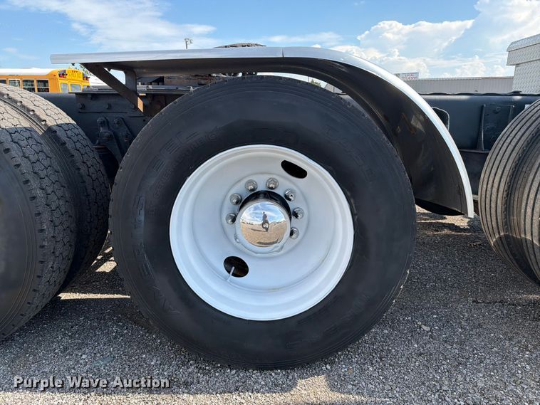 image for item EG9312 1999 Kenworth T800 semi truck