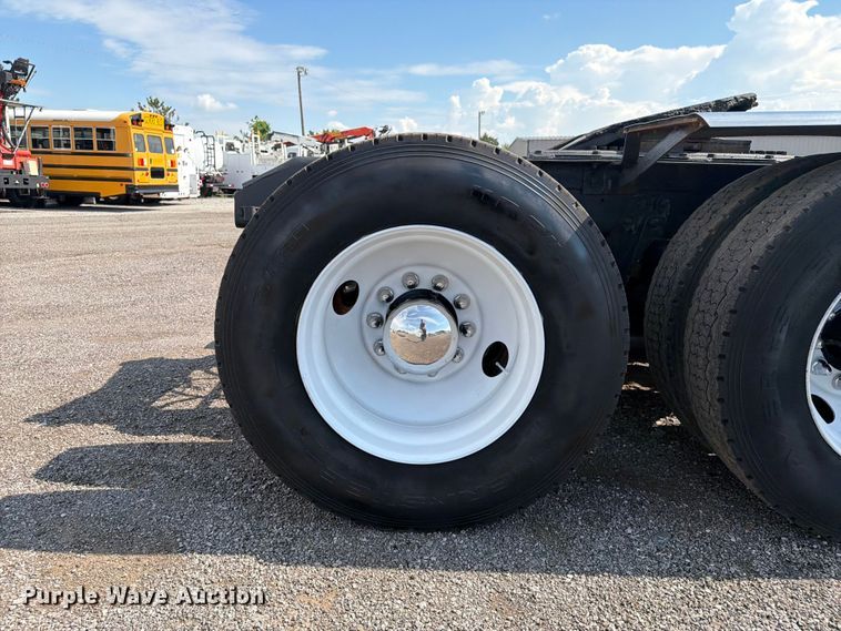 image for item EG9312 1999 Kenworth T800 semi truck