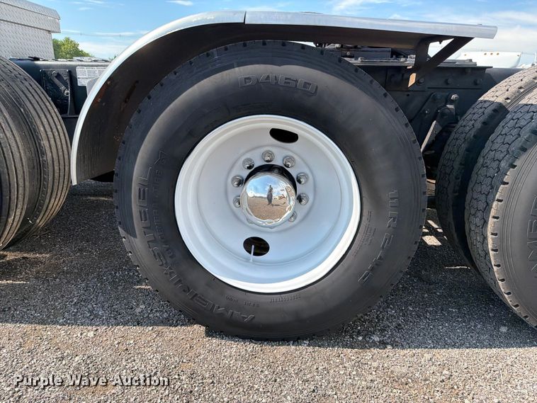 image for item EG9312 1999 Kenworth T800 semi truck