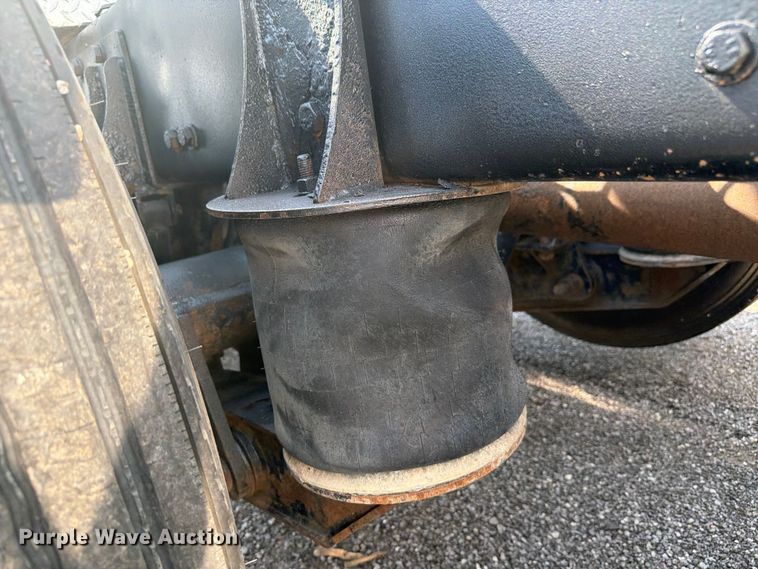 image for item EG9312 1999 Kenworth T800 semi truck
