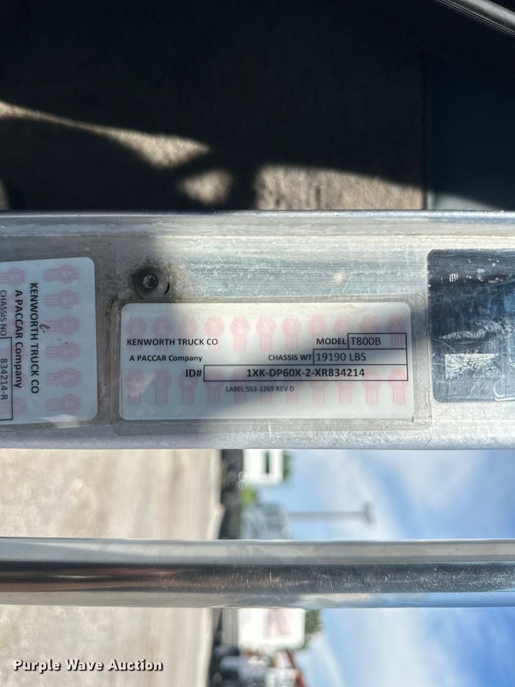 image for item EG9312 1999 Kenworth T800 semi truck