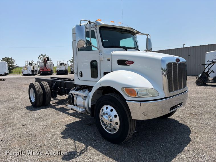 image for item EG9331 2016 Peterbilt 337 truck cab and chassis