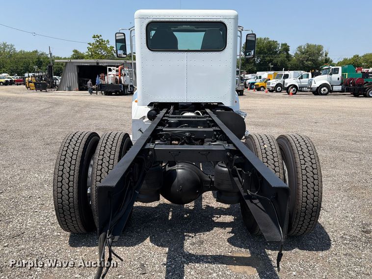 image for item EG9331 2016 Peterbilt 337 truck cab and chassis
