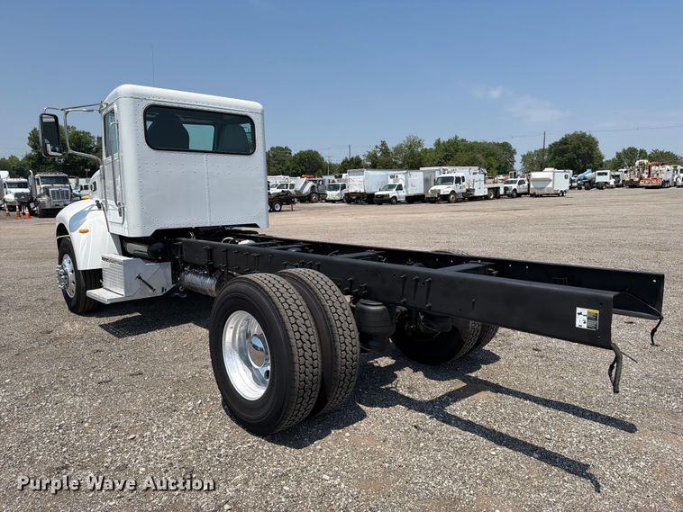image for item EG9331 2016 Peterbilt 337 truck cab and chassis