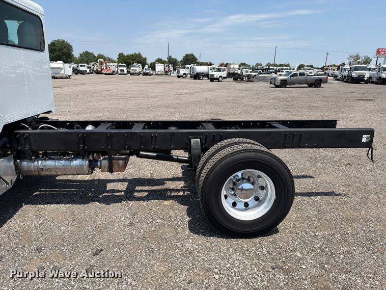 image for item EG9331 2016 Peterbilt 337 truck cab and chassis