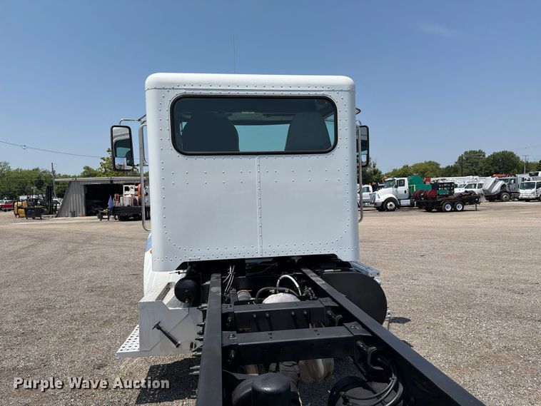 image for item EG9331 2016 Peterbilt 337 truck cab and chassis