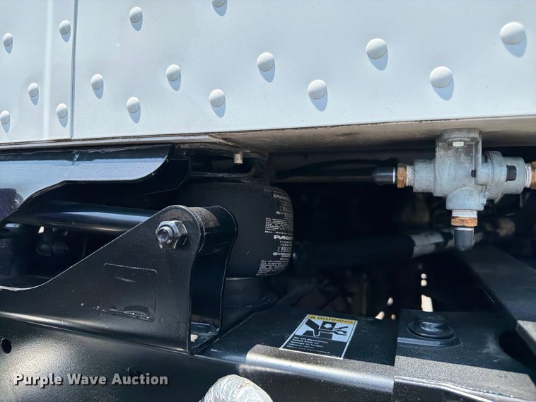 image for item EG9331 2016 Peterbilt 337 truck cab and chassis