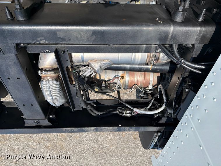 image for item EG9331 2016 Peterbilt 337 truck cab and chassis