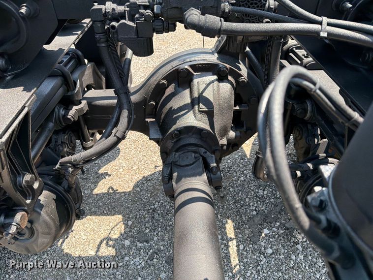 image for item EG9331 2016 Peterbilt 337 truck cab and chassis