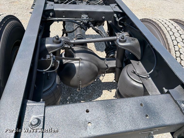 image for item EG9331 2016 Peterbilt 337 truck cab and chassis