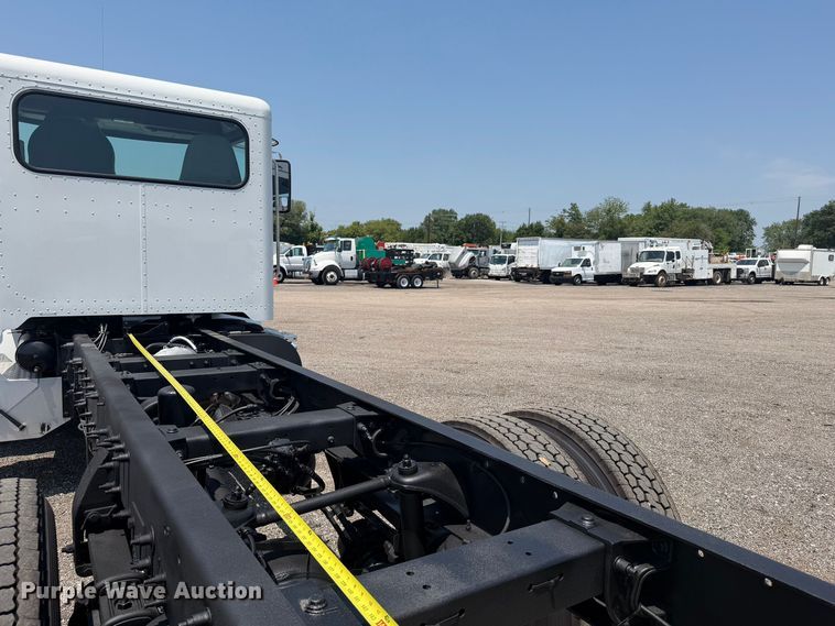 image for item EG9331 2016 Peterbilt 337 truck cab and chassis
