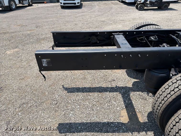 image for item EG9331 2016 Peterbilt 337 truck cab and chassis