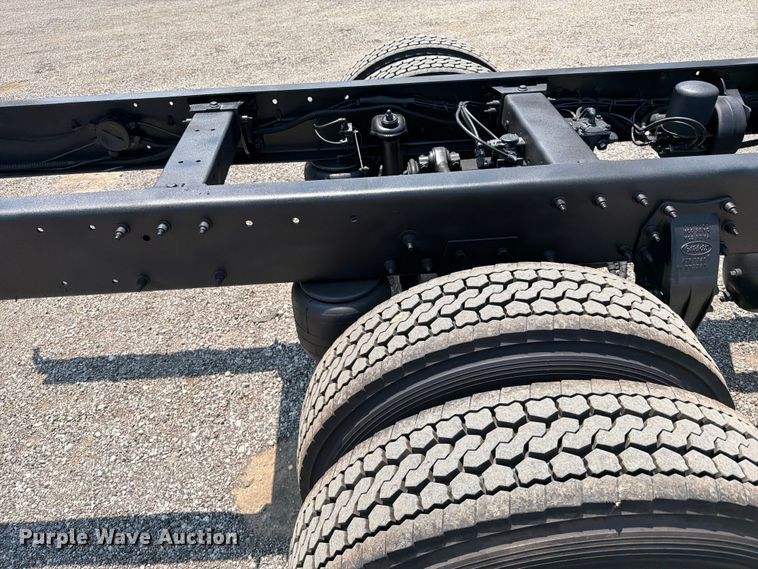image for item EG9331 2016 Peterbilt 337 truck cab and chassis