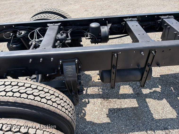 image for item EG9331 2016 Peterbilt 337 truck cab and chassis