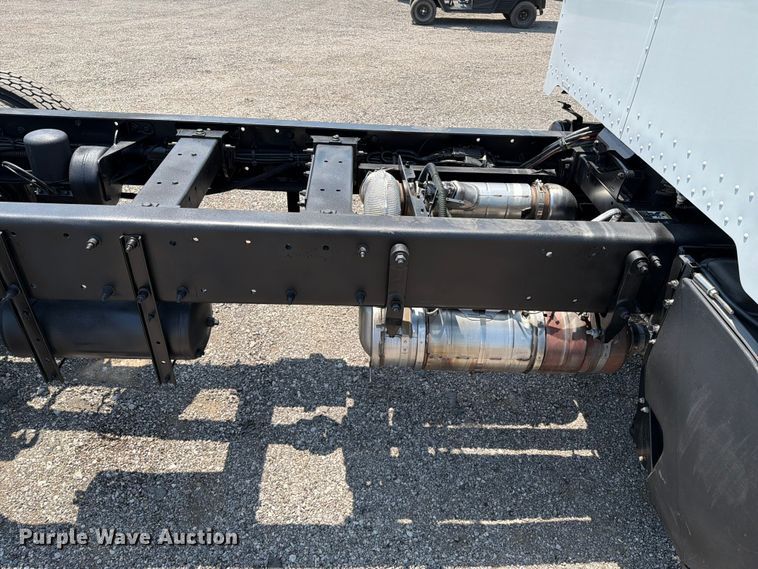 image for item EG9331 2016 Peterbilt 337 truck cab and chassis