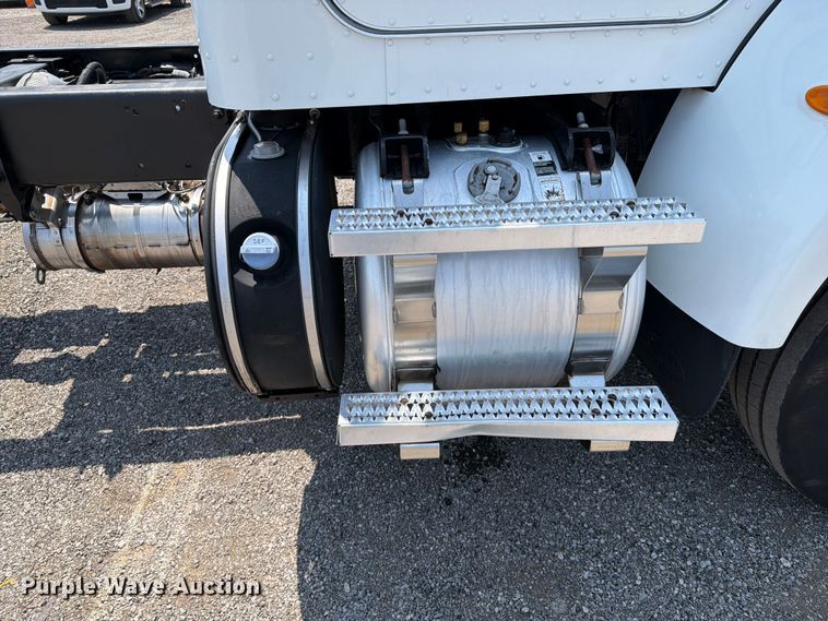 image for item EG9331 2016 Peterbilt 337 truck cab and chassis