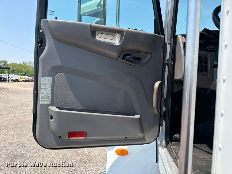 image for item EG9331 2016 Peterbilt 337 truck cab and chassis