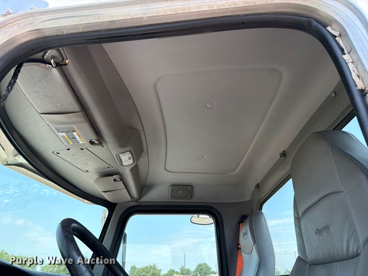 image for item EG9331 2016 Peterbilt 337 truck cab and chassis