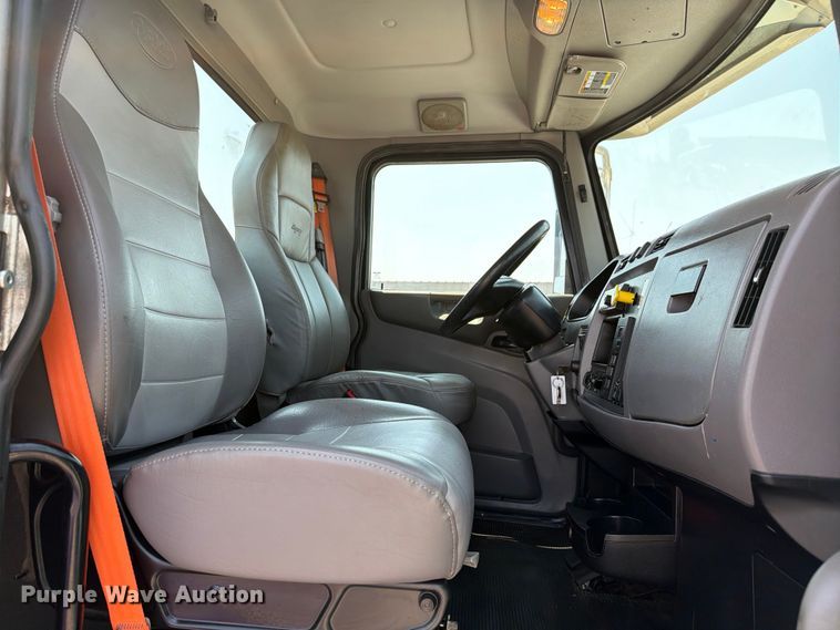 image for item EG9331 2016 Peterbilt 337 truck cab and chassis