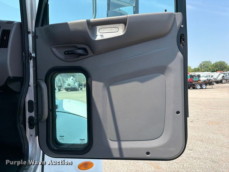 image for item EG9331 2016 Peterbilt 337 truck cab and chassis