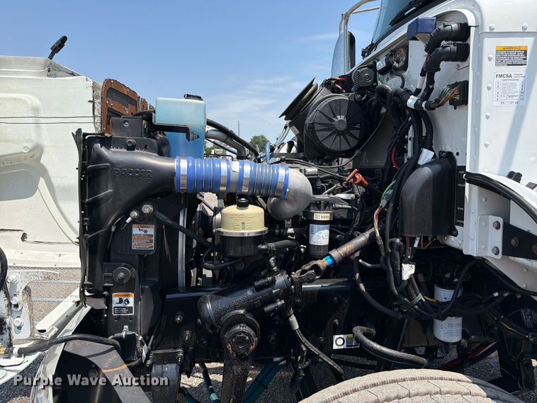 image for item EG9331 2016 Peterbilt 337 truck cab and chassis