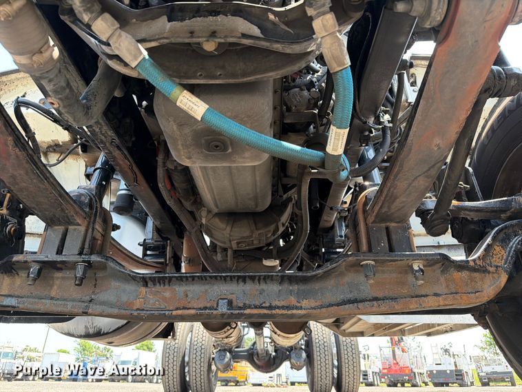 image for item EG9331 2016 Peterbilt 337 truck cab and chassis