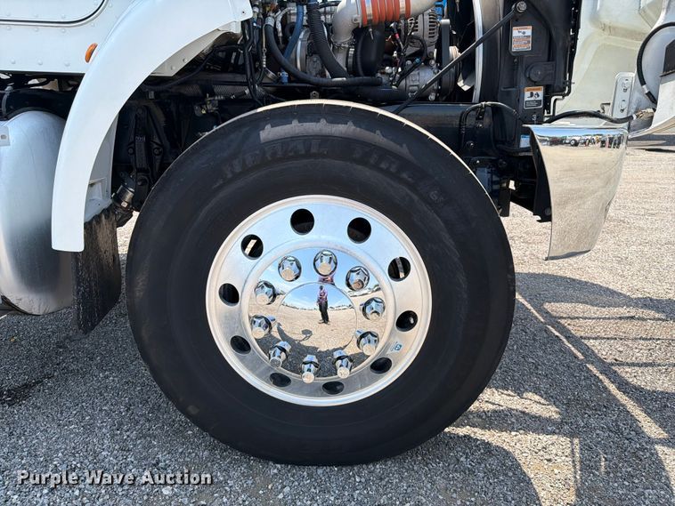 image for item EG9331 2016 Peterbilt 337 truck cab and chassis