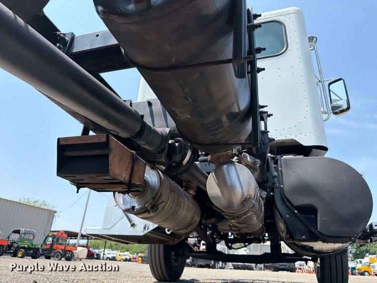 image for item EG9331 2016 Peterbilt 337 truck cab and chassis