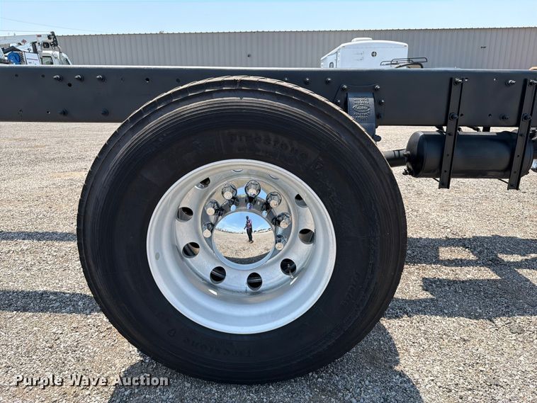 image for item EG9331 2016 Peterbilt 337 truck cab and chassis