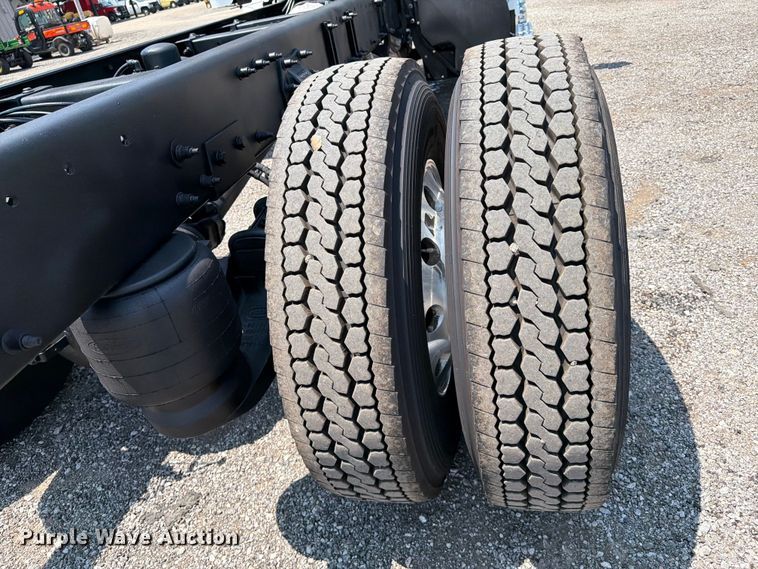 image for item EG9331 2016 Peterbilt 337 truck cab and chassis