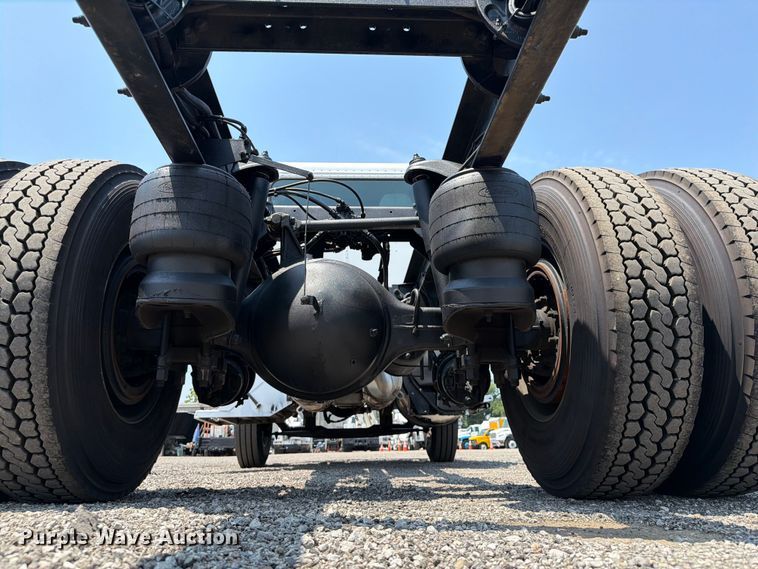 image for item EG9331 2016 Peterbilt 337 truck cab and chassis