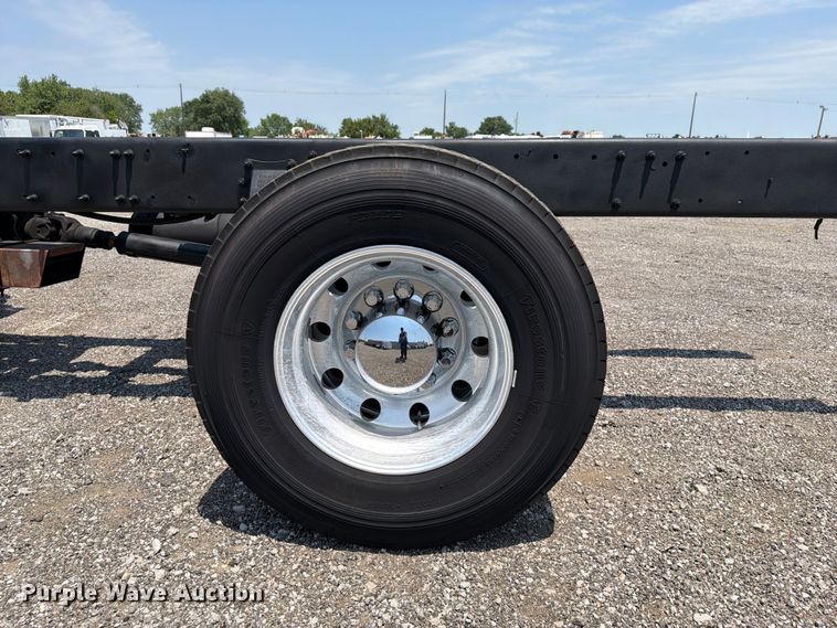 image for item EG9331 2016 Peterbilt 337 truck cab and chassis