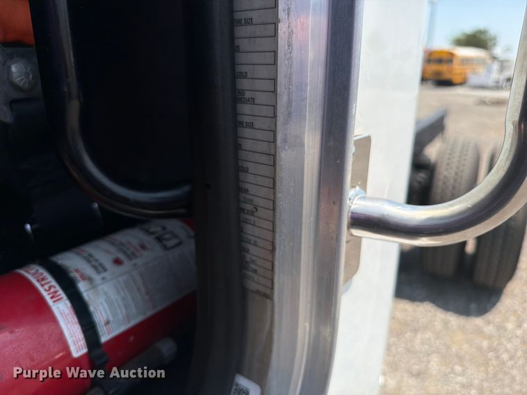 image for item EG9331 2016 Peterbilt 337 truck cab and chassis