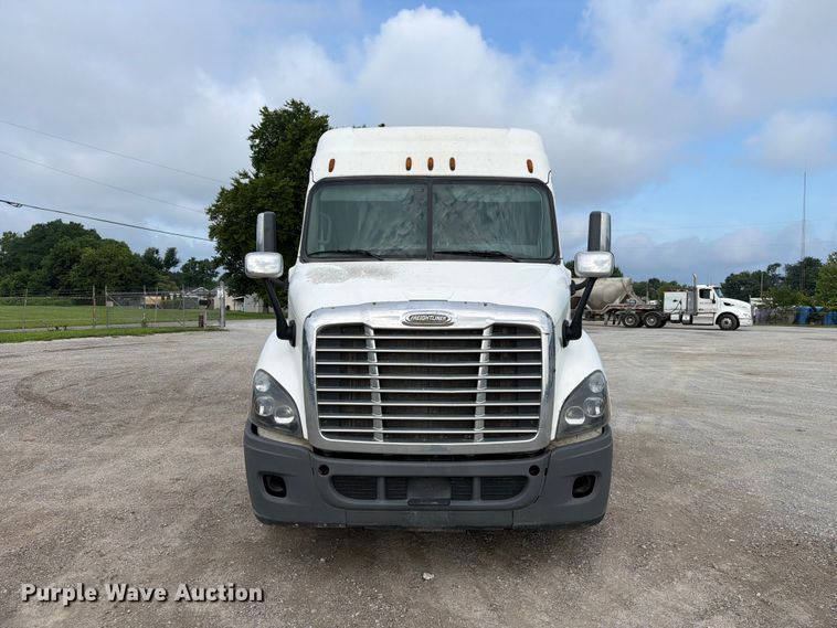 image for item EL0109 2016 Freightliner Cascadia semi truck