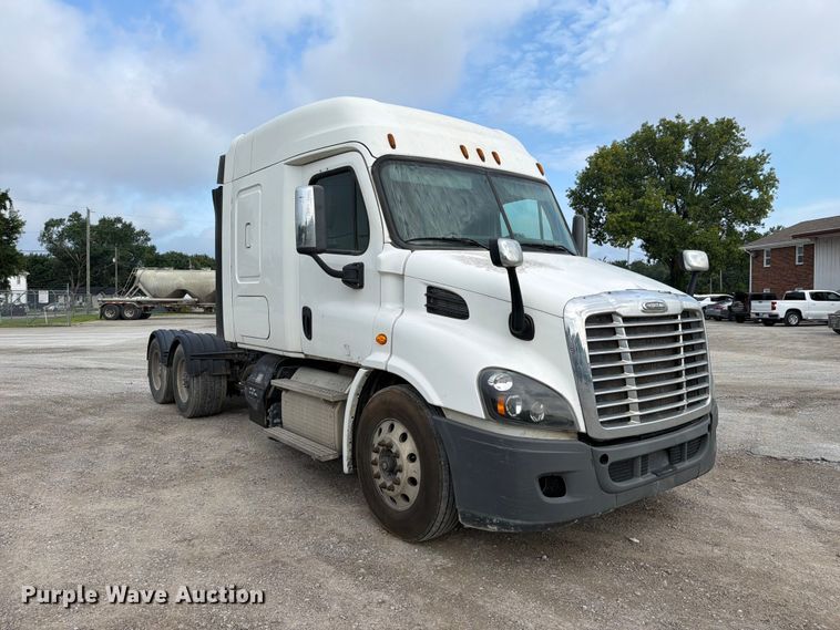 image for item EL0109 2016 Freightliner Cascadia semi truck