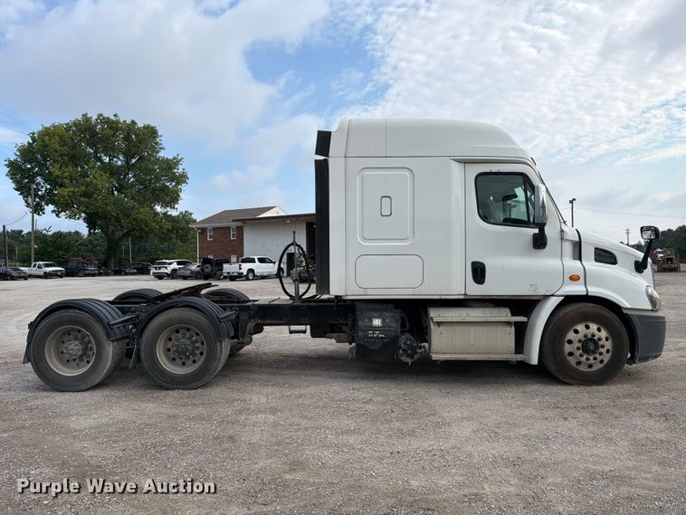 image for item EL0109 2016 Freightliner Cascadia semi truck