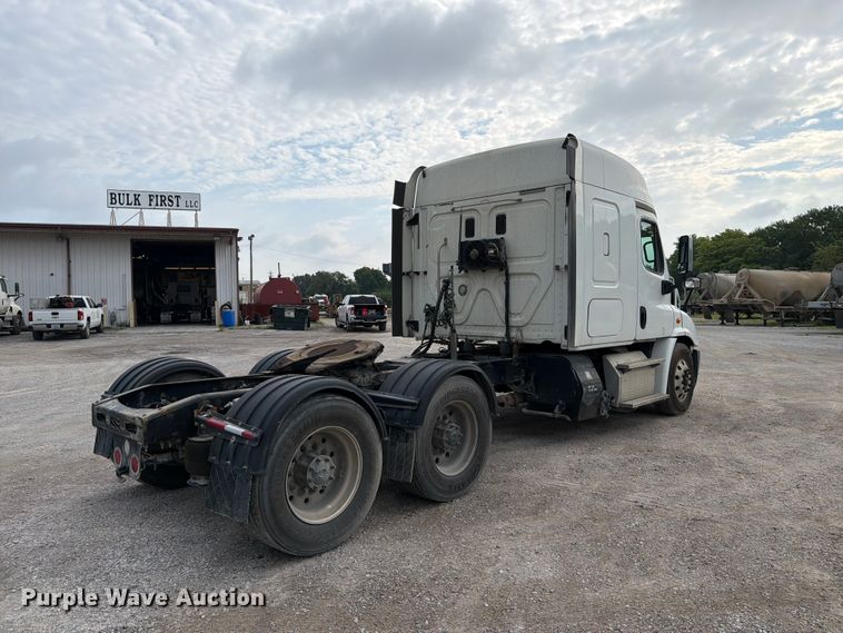 image for item EL0109 2016 Freightliner Cascadia semi truck