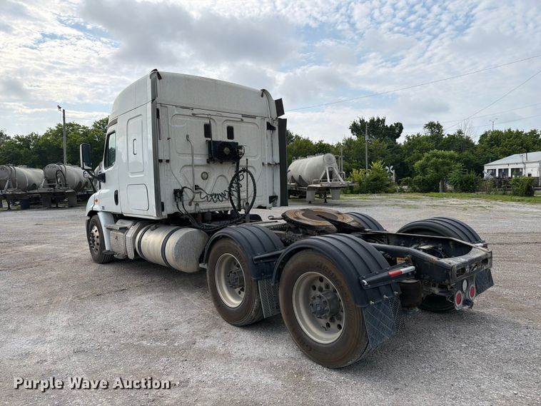 image for item EL0109 2016 Freightliner Cascadia semi truck