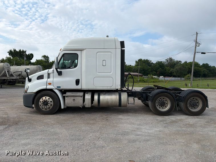image for item EL0109 2016 Freightliner Cascadia semi truck