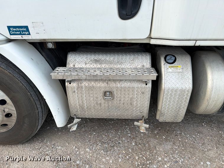 image for item EL0109 2016 Freightliner Cascadia semi truck